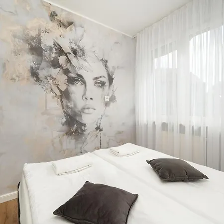 Jednosci Narodowej By Renters Апартаменты